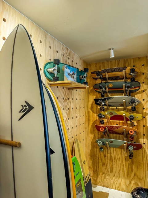 Surfboards en surfskates aan de wand