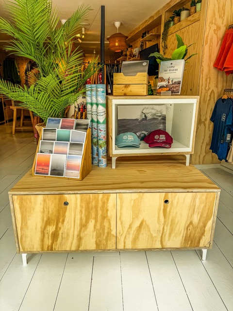 Petten en kaarten in de kast