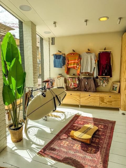 Kleding en boards in de BeachBreak shop