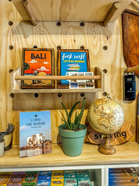 Prints, globe en boeken op het schap