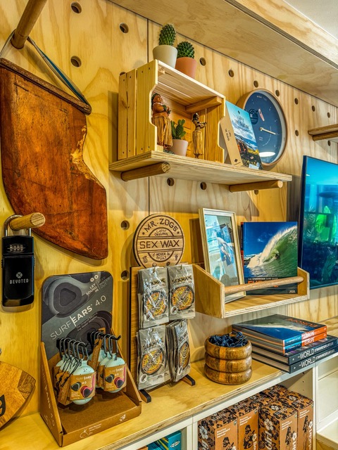 Schap met surfwax en accessoires